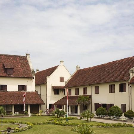 Hotel Sutomo Макасар Екстериор снимка